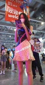 漫展上连衣裙内不穿内裤的豪放小姐姐