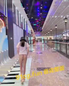 【重磅流出】 露出界顶刘天花板”娜娜”闹区饭店街边挑战各种人前露出 十分大胆!