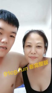 【云盘泄密】儿子喝醉意外看见巨乳妈妈洗澡强行乱伦内射 绝对真实