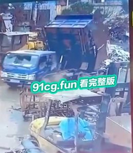 大货车液压装置失效，上前查看，惨遭车斗夹杀！