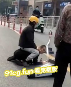 深圳 华强北，外卖小哥暴打保安，外卖小哥战斗力碾压小区保安！！