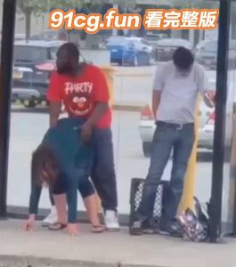 骚女人马路上逼痒了和黑人直接在路邊操起來！老公及时赶到现场制止！