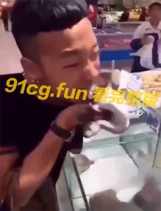 生吃活体！东北小哥在超市大磕生鲜活青蛙实在牛逼