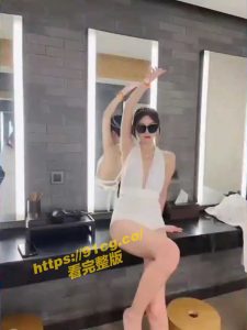 【重磅流出】B站”苏苏小酥肉”土豪定制裸舞瑜伽视频