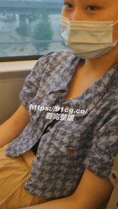 年轻情侣欲耐不住，搭乘高铁座位上直接口交舔起鸡来