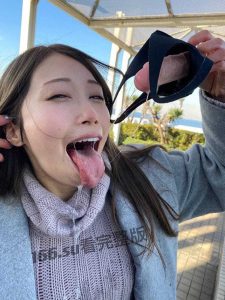 最近很火的大舌女