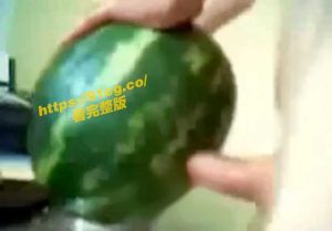 男子寻求刺激！西瓜咚咚饱满果肉包覆纤维刮屌插出新滋味！