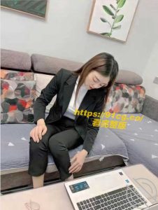 欲火难耐！知名银行气质柜员午休急到酒店脱裤偷情 压头吃鸡巴母狗饥渴骚样