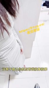 近邻偷情！美人少妇淫荡母狗索求大屌儿子面前强操他妈压墙激动内射