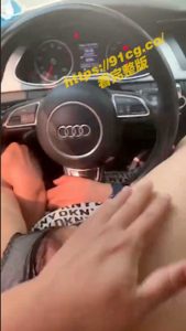 用逼开车！奇女子脚开倒入驾驶座让男人边开车边摩擦插搅湿逼