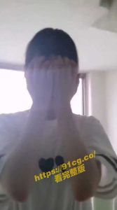 学生情侣大白天直接在学校楼道脱内裤吃鸡!美眉很害羞技术也青涩