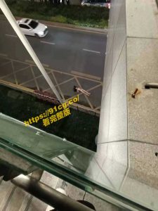 户外性爱悲剧！深圳北站情侣全裸天桥上做爱不慎女子意外掉落