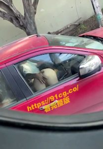 忘情口交！白皙裸臀对车窗等红灯大吞鸡巴老司机右手抠穴左手压头