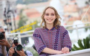 美过母亲！强尼戴普爱女莉莉杂志大尺度裸照私拍泄露乳头超嫩肉