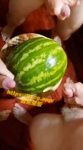 欢乐三人行！精神小伙齐心掏鸡猛烈捅果 西瓜做梦也没料到会搞4P