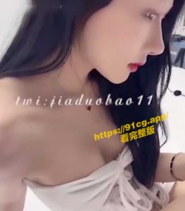 淫荡女神！国产尤物佳多饱反差婊肥嫩阴唇粉逼车上厕所插到淫喷满地