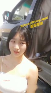 路边口爆！旅游中不顾阻拦下车掏屌塞嘴兽欲大发射满小女友嘴里了