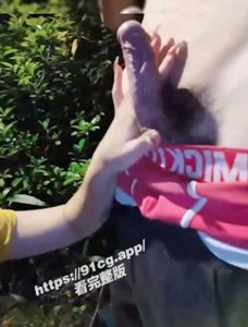 野地激情！骚浪少妇偷情小鲜肉撸屌勾引纯情处男急不可耐公园开操