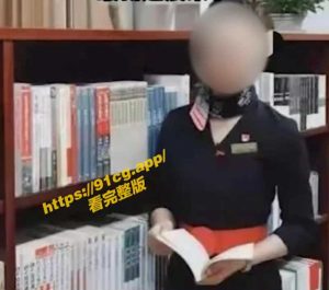 航空新瓜！东航空姐爆兼职陪睡用鲍换包喊价一晚8万骚黑丝撕破勾引