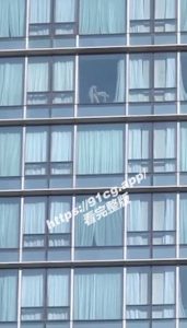 免费好戏！高楼男女落地窗边忘我贴合刺激精彩全街众人围观