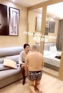 翻车现场！SM女王丝袜调教大男奴怂了火爆争吵大打出手场面逗趣