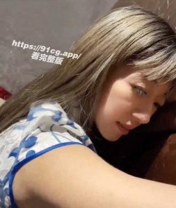 性欲强劲！KTV唱到一半想操女人没想到这骚货已经给别人先射了