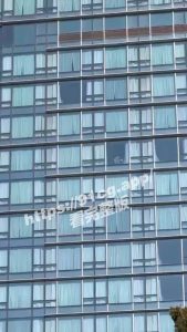 独家新闻!!刺激皮影戏偷拍!!大白天情侣落地窗前寻刺激众人围观