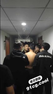 4月18日 辽宁丹东一职业技术学院学生会老师查寝放狠话 指着学生问谁不服