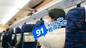 网红夫妻爆瓜～高铁车厢犯了职业病 顶着列车长怀疑的目光偷偷口交【露脸视频爆出】