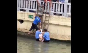 殉情～女子因男友与闺蜜互搞 无法承受打击一心跳河求死 被辅警救助时三点均露【完整高清视频】