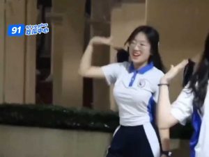 跳舞的这位同学～你是哪个班的？  校园舞展示惊现大胸眼镜妹 太有青春的魅力了