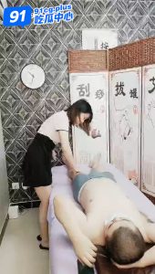 按摩店撩人妻～“你不会又做什么对不起我的事情了吧”  “没有我只是在给客人按摩”–三集加更