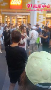 七旬大爷老“裆”益壮  咸猪手伸向貌美女子  当场被抓包 这回跑不掉了