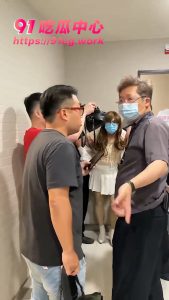男扮女装进女厕偷拍被抓  不要脸变态男被抓 拍摄内容遭泄密【无码偷拍视频遭转载】