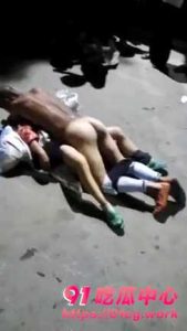 【刷新三观】 男子在大街上与问题女赤裸“交配”  百人围观 堪称活春宫