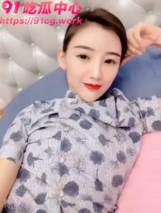 中国东方航空乘务长张思语 严重违纪递纸条示爱商界精英  落地后主动送上暖「胸」服务