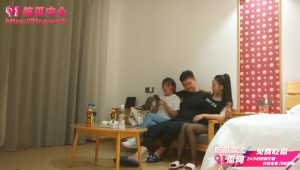 【中年夫妻4P交换】绿帽妻子强迫自己的丈夫跟自己去玩换妻  良家穿上黑丝一下就变样了