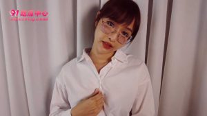 【报告老师】眼镜呆萌女老师 是不是戴眼镜显得比较有文化呀？