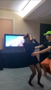 好家伙这VR太刺激 吐白沫