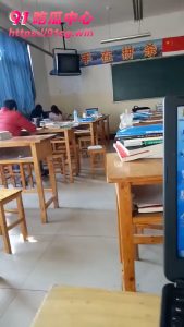 【教师淫乱史】苏州高中男女老师在教室当着学生的面放肆做爱 视觉冲击太大了