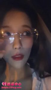 【国产出租车色诱】反差婊眼镜妹勾引司机车震 “妹子 可以包夜不？”