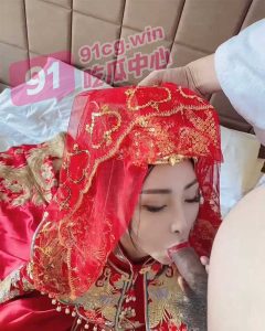 【新婚快乐】为感谢干爹对婚礼的赞助 新娘身穿婚纱跪地感恩！