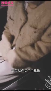 给妹妹买小怪兽放小穴挑战商场逛街吃饭！最后忍不住带哥哥回去车震