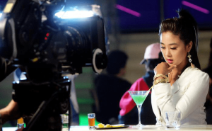 42岁的她因为颜值太高，被小17岁男友送豪车示爱，如今怎么样了