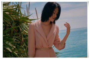 50岁许晴不服老！剪娃娃头穿粉色裙，活生生嫩成大学生