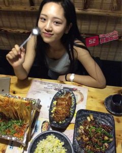 【慢点，我不想要了】山东大学威海学院林月娇   被体育生学长按在电视机柜子上狂操