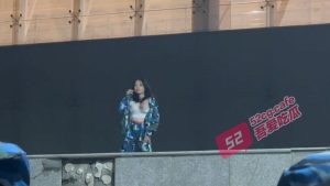 西北民族大学军训 女学生大方热舞超大胸部甩出奶罩 台下男生疯狂了 “我的妈呀 好大！”私下照片持续更新