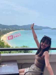 【脚拇指都扣紧了】裸模美女孙芷香 被摄影师调教玩弄 “叫声不够，抠脚趾头来凑”