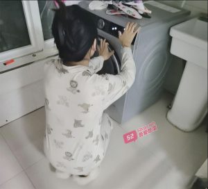 【妹妹的第一次给了我】 用买皮肤的名义忽悠妹妹给我打飞机和口交  ‘妹妹害羞的不敢动 调教妹妹的第一步’