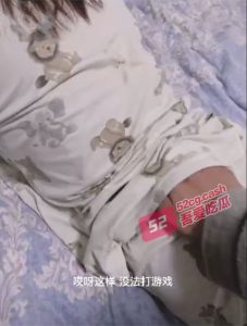 【妹妹的第一次给了我 】用买皮肤的诱惑终于强行破处妹妹 虽然血不多但还是给我鸡巴染红了